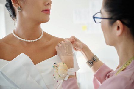 Téléchargez les photos : Mariée visitant atelier de mode pour mariage dres montage - en image libre de droit