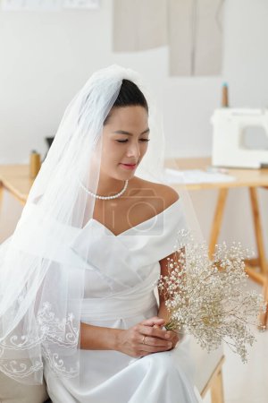 Téléchargez les photos : Belle mariée avec petit bouquet attendant le marié - en image libre de droit