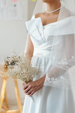 Téléchargez les photos : Image recadrée de mariée avec bouquet minimaliste - en image libre de droit