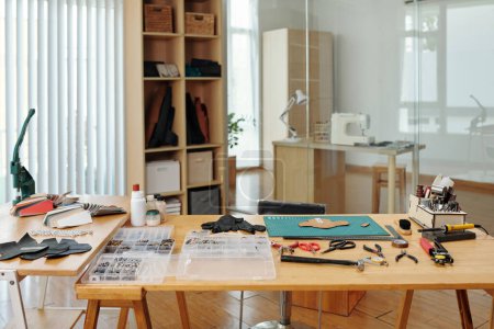 Téléchargez les photos : Table en atelier avec tout pour l'artisanat du cuir sur - en image libre de droit
