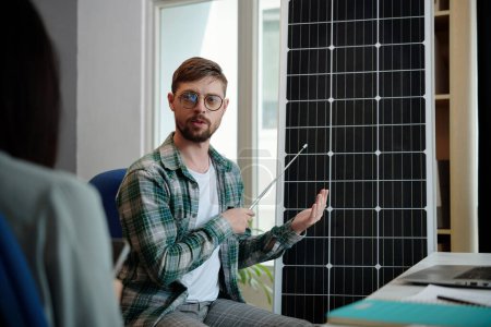 Foto de Gerente de ventas de energía solar explicando las ventajas del nuevo modelo al cliente - Imagen libre de derechos