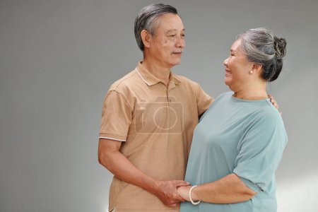 Téléchargez les photos : Studio portrait de couple de personnes âgées dansant et se regardant - en image libre de droit