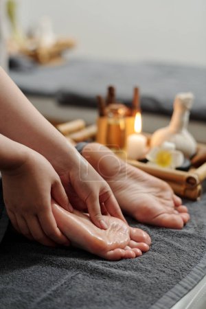 Foto de Terapeuta masaje pies de cliente con aceites - Imagen libre de derechos