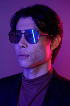 Foto de Retrato de hombre con estilo en gafas de sol y chaqueta, moda y concepto de tendencias - Imagen libre de derechos