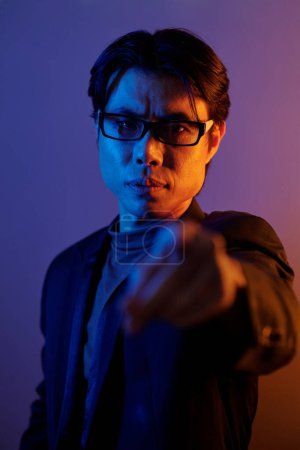 Téléchargez les photos : Homme confiant en colère dans des lunettes pointant vers la caméra - en image libre de droit