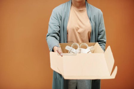 Foto de Estudio retrato de la vendedora caja de apertura con sandalias de cuero - Imagen libre de derechos