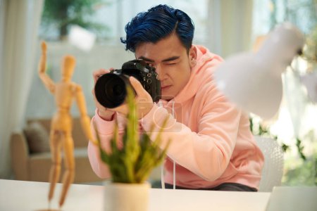 Téléchargez les photos : Jeune photographe créatif prenant des photos pour son blog - en image libre de droit