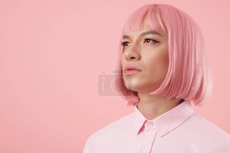Foto de Retrato de un joven con maquillaje glam rhinestone usando peluca rosa bob - Imagen libre de derechos