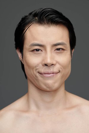 Foto de Rostro del hombre japonés positivo, aislado en gris - Imagen libre de derechos