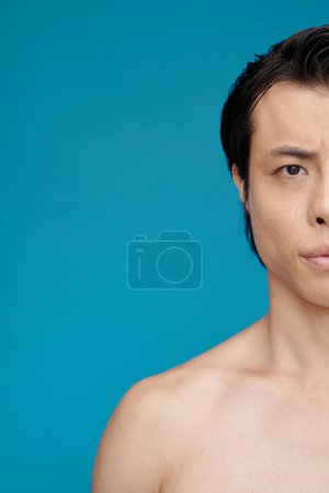 Foto de Media cara de hombre japonés sin camisa serio mirando a la cámara - Imagen libre de derechos