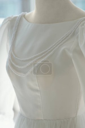 Foto de Collar de perlas blancas en maniquí en salón de bodas - Imagen libre de derechos