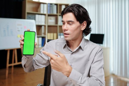 Foto de Startupper mostrando smartphone con aplicación que desarrolló en pantalla - Imagen libre de derechos