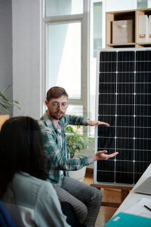 Foto de Ingeniero explicando las ventajas del nuevo panel solar al cliente - Imagen libre de derechos
