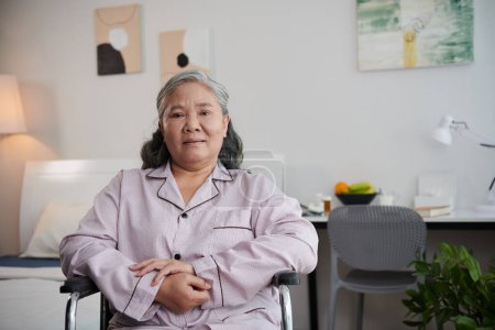 Téléchargez les photos : Femme âgée passe du temps dans la chambre de la maison de soins infirmiers - en image libre de droit