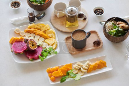 Téléchargez les photos : Délicieux petit déjeuner servi dans le café de l'hôtel, vue d'en haut - en image libre de droit