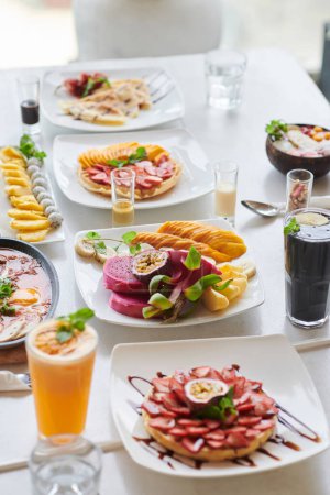 Téléchargez les photos : Assiettes avec de délicieux fruits et desserts sur la table de brunch - en image libre de droit