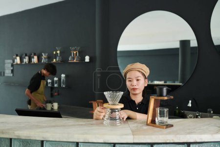 Foto de Barista poner gotero de café de vidrio limpio en el mostrador de bar - Imagen libre de derechos