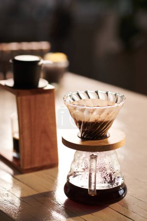 Foto de Dripper para hacer café de la mañana en la mesa en coffeeshop - Imagen libre de derechos