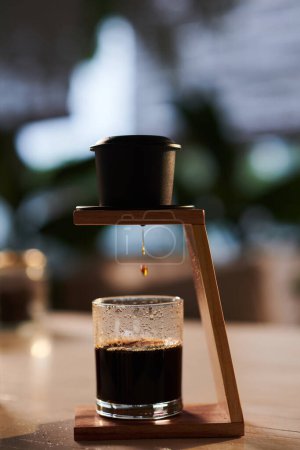 Téléchargez les photos : Filtre Phin pour faire du café de style vietnamien sur la table en coffeeshop - en image libre de droit