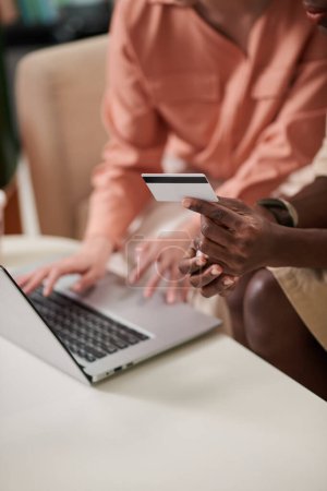 Téléchargez les photos : Amis payer par carte de crédit lors de vos achats en ligne - en image libre de droit