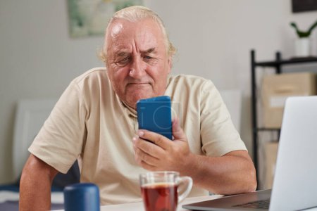 Téléchargez les photos : Portrait d'un homme âgé vidéo appelant un membre de la famille ou un ami - en image libre de droit