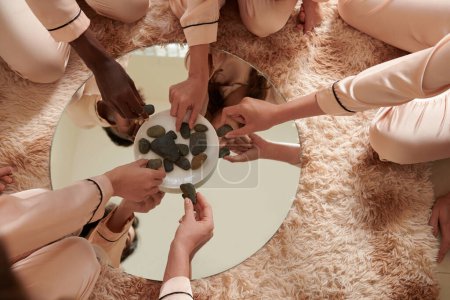 Téléchargez les photos : Groupe fille effectuer rituel de lithomancie à la maison pour prédire l'avenir - en image libre de droit