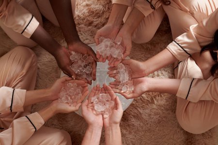 Téléchargez les photos : Groupe de filles tenant des poignées de glaçons sur une assiette, des glaciers en fusion et le concept de changement climatique - en image libre de droit