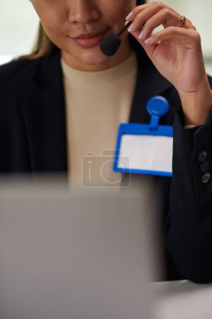 Téléchargez les photos : Image recadrée d'une femme d'affaires élégante portant un casque lors d'une réunion en ligne avec un collègue - en image libre de droit