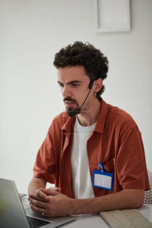 Téléchargez les photos : Portrait de l'ingénieur de l'AQ fronçant les sourcils aidant le client à résoudre le problème - en image libre de droit