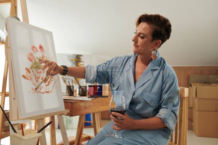 Téléchargez les photos : Femme mûre buvant du vin whean peinture tableau sur toile - en image libre de droit