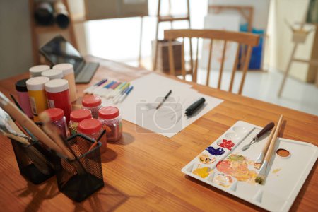 Téléchargez les photos : Palette plastique, peintures et stylos feutre sur bureau en studio - en image libre de droit