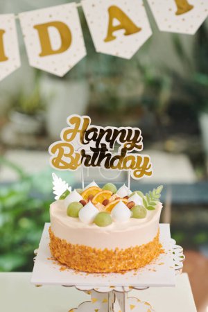 Foto de Delicioso pastel decorado para la fiesta de cumpleaños del niño - Imagen libre de derechos