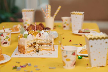 Téléchargez les photos : Couper gâteau d'anniversaire, boissons et bonbons sur la table servi pour les invités de la fête - en image libre de droit