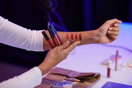 Téléchargez les photos : Blogueur beauté montrant des échantillons de rouges à lèvres liquides de la nouvelle collection - en image libre de droit