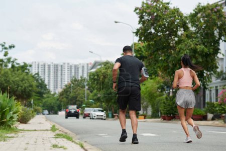 Téléchargez les photos : Fit jeune couple jogging dans l'entraînement du matin pour le marathon - en image libre de droit