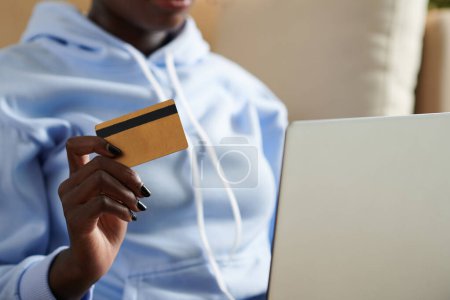 Foto de Mujer haciendo pago en línea con tarjeta de crédito. Compras en línea, banca por Internet, gastar dinero, trabajar desde casa - Imagen libre de derechos