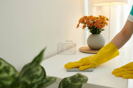 Téléchargez les photos : Image rapprochée du nettoyage de la maison essuyant les meubles avec un chiffon en microfibre pour enlever la saleté de surface - en image libre de droit