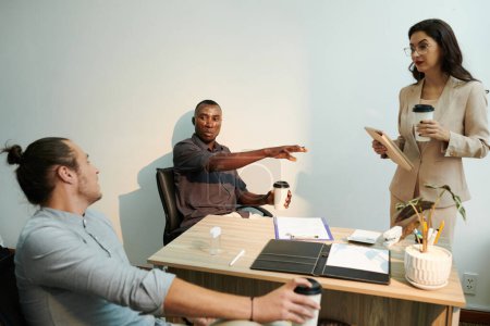 Téléchargez les photos : Équipe d'affaires ayant une conversation émotionnelle au bureau lors de la discussion de la stratégie de développement de l'entreprise - en image libre de droit
