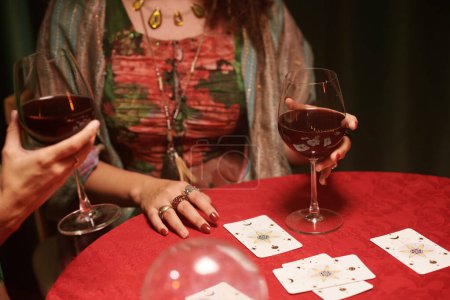 Téléchargez les photos : Amis boire du vin et répandre des cartes de tarot, concept de bonne aventure - en image libre de droit