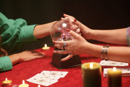 Téléchargez les photos : Fortune caissier demandant au client de toucher boule de cristal - en image libre de droit