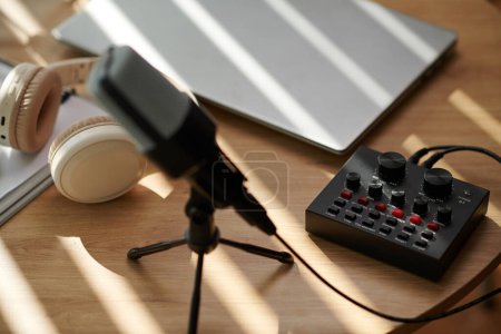 Foto de Amplificador, micrófono y portátil en la mesa del blogger o podcaster - Imagen libre de derechos