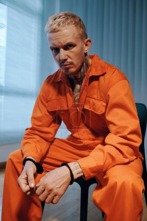 Téléchargez les photos : Portrait d'arrêté soupçonné de meurtre en attente d'emprisonnement - en image libre de droit