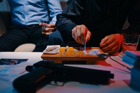 Foto de Manos de traficante cortando líneas de cocaína con tarjetas de crédito - Imagen libre de derechos