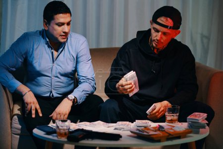 Foto de Delincuentes de cárteles de drogas cuentan el dinero que obtuvieron de vender drogas - Imagen libre de derechos