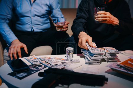 Foto de Criminales bebiendo whisky y contando el dinero que robaron - Imagen libre de derechos