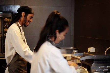 Joueur cuisinier profiter de sa première journée au travail dans un nouveau restaurant
