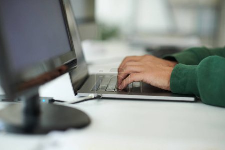 Téléchargez les photos : Image rapprochée du programmeur travaillant sur ordinateur dans son bureau entreprise - en image libre de droit