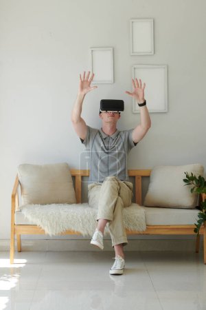Foto de Desarrollador joven probando simulador de realidad virtual en casa - Imagen libre de derechos