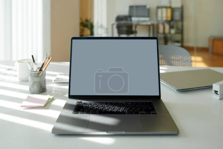 Foto de Portátil con pantalla vacía en el escritorio de la oficina - Imagen libre de derechos