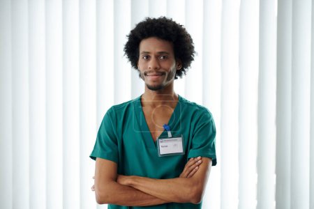 Téléchargez les photos : Portrait d'infirmier médical noir croisant les bras et regardant la caméra - en image libre de droit